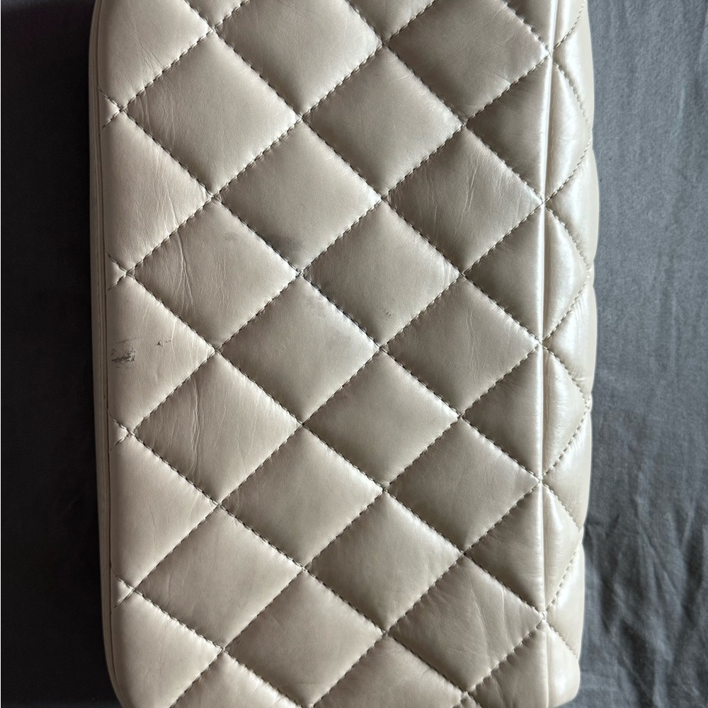 Chanel White Quilted Crossbody Bag with Gold Chain - Picture 7 of 10